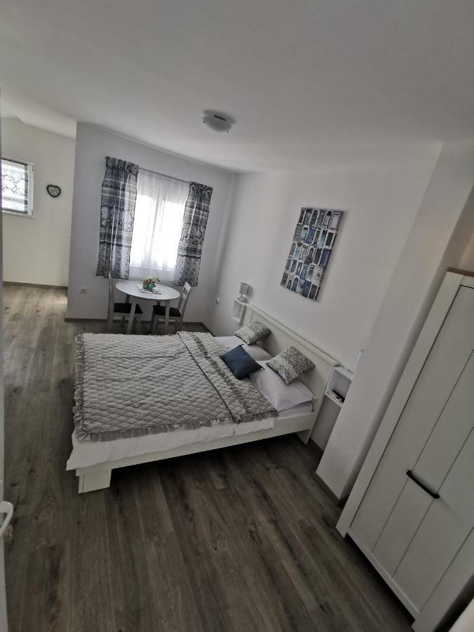 Apartmani Mila Starigrad Paklenica Zewnętrze zdjęcie