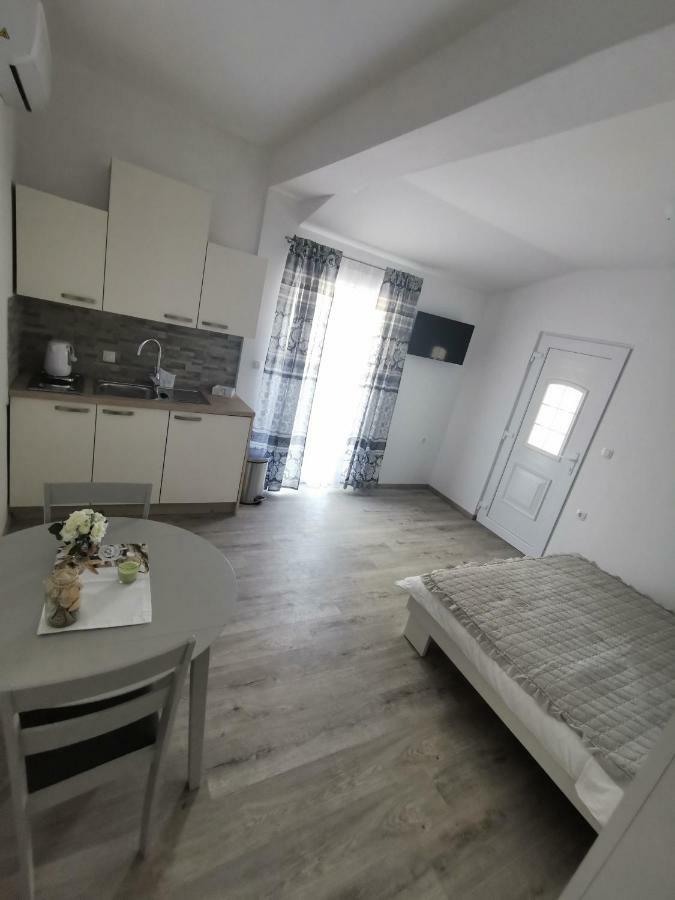 Apartmani Mila Starigrad Paklenica Zewnętrze zdjęcie